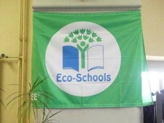 Ce drapeau symbolise la labélisation obtenue suite au projet "éco-Schools"